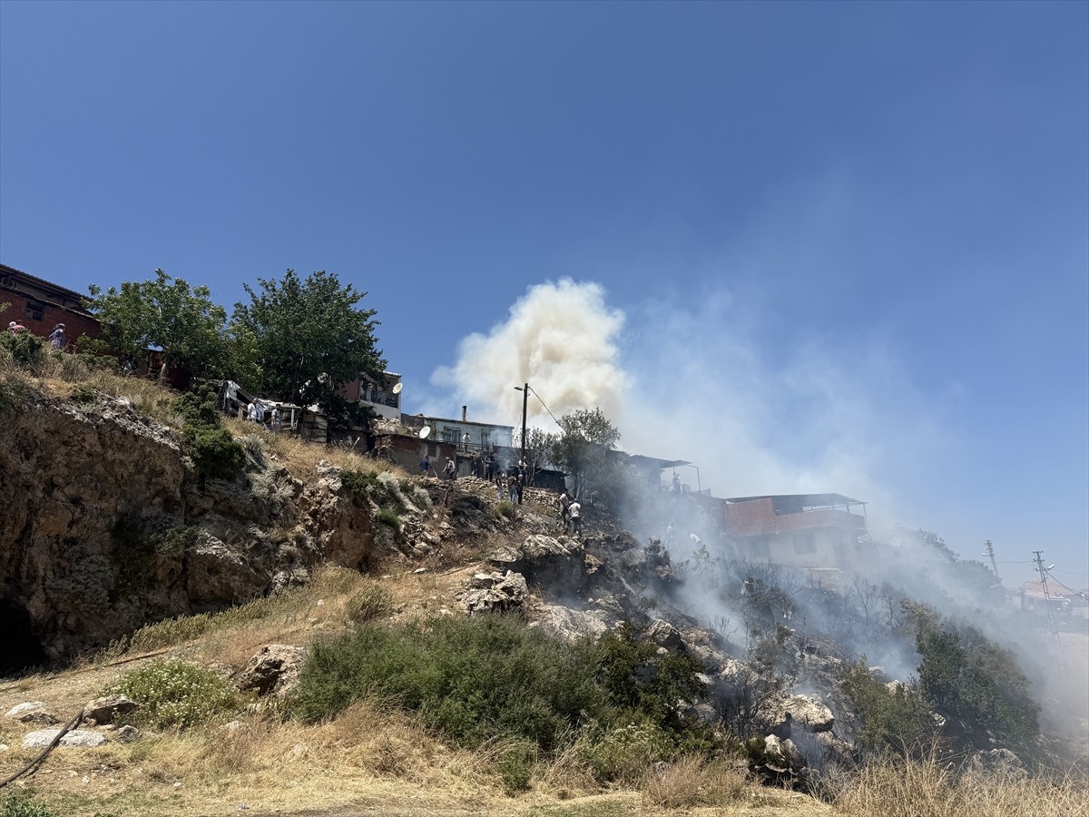 İzmir'in Kemalpaşa ilçesinde ağaçlık alanda çıkan yangında bir ev kullanılamaz hale geldi. İtfaiye...