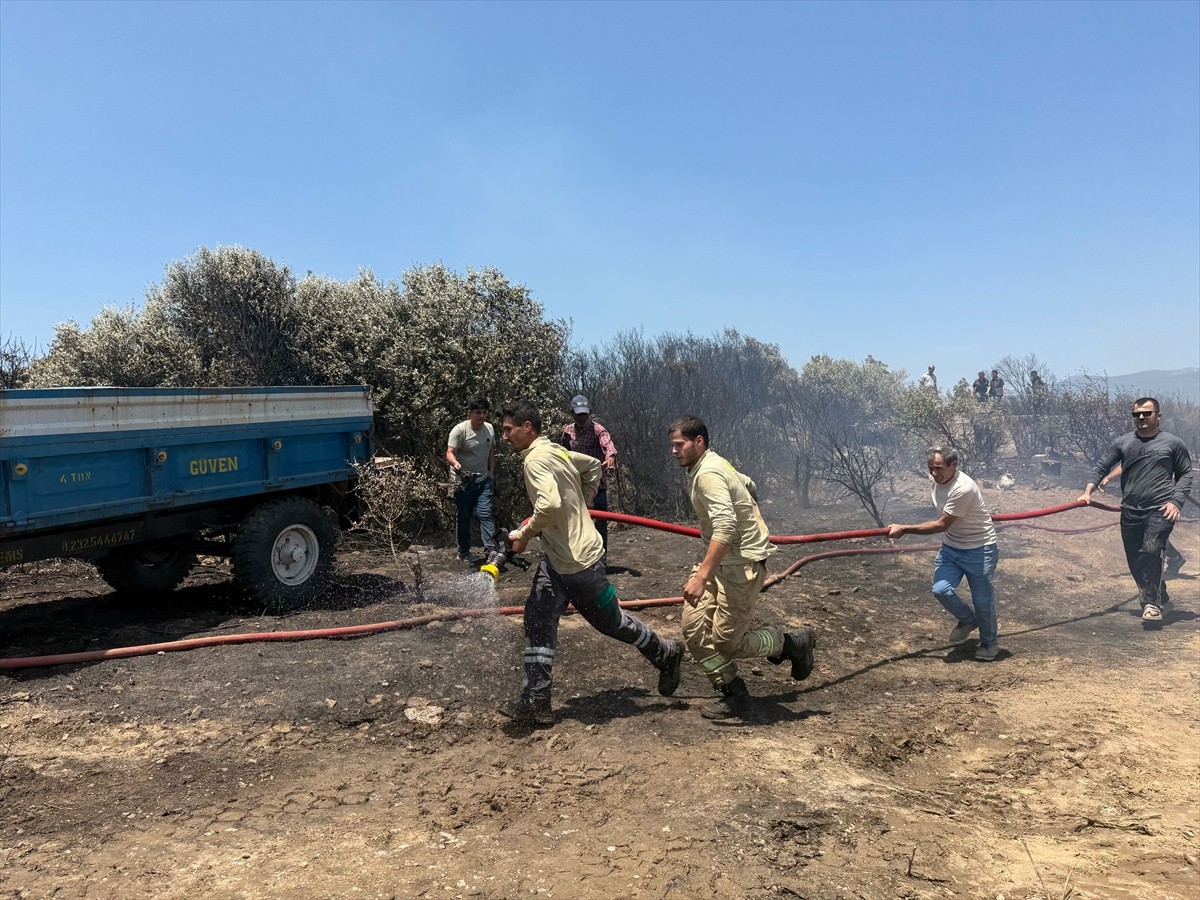 İzmir'in Kemalpaşa ilçesinde çıkan orman yangınına havadan ve karadan müdahale ediliyor.