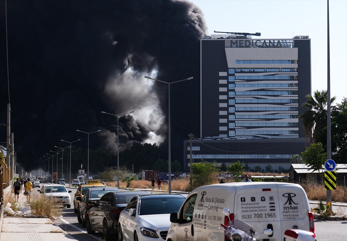 İzmir'in Konak ilçesinde plastik ürünlerin bulunduğu depoda çıkan yangına müdahale ediliyor....