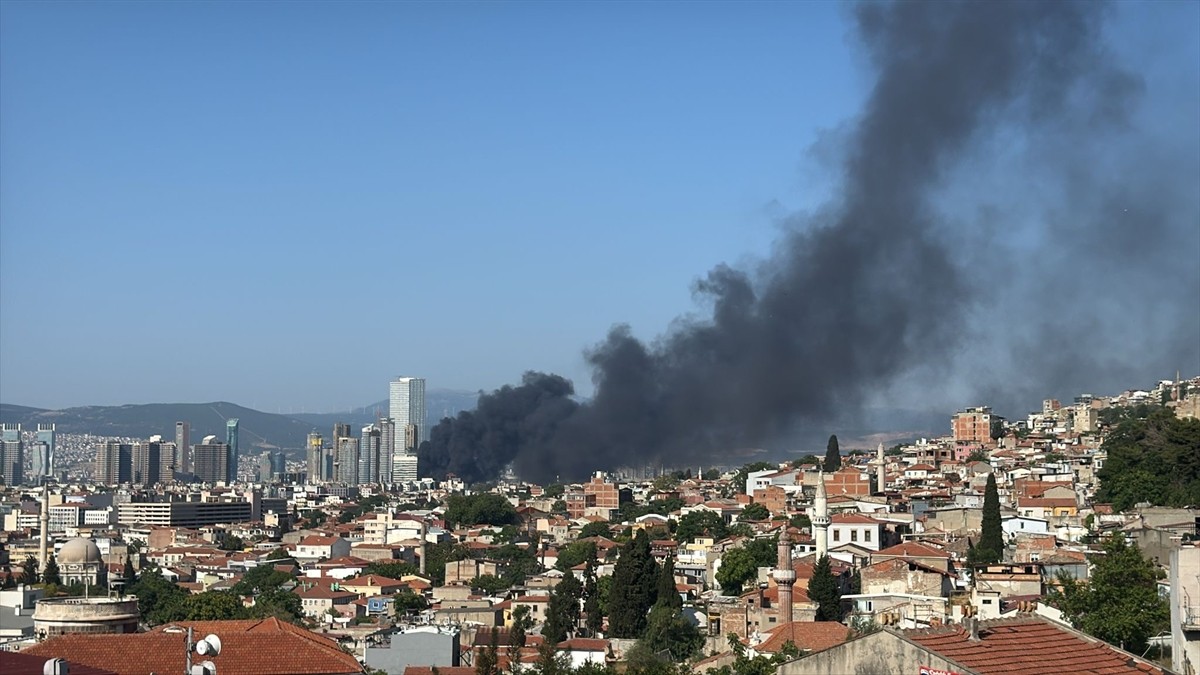 İzmir'in Konak ilçesinde plastik ürünlerin bulunduğu depoda çıkan yangına müdahale ediliyor. İhbar...