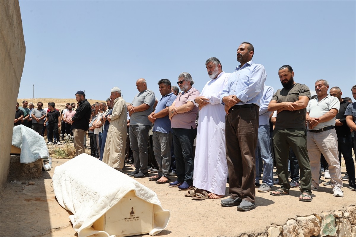 İzmir'in Menderes ilçesinde 3 otomobilin karıştığı trafik kazasında hayatını kaybeden 3 kardeşin...