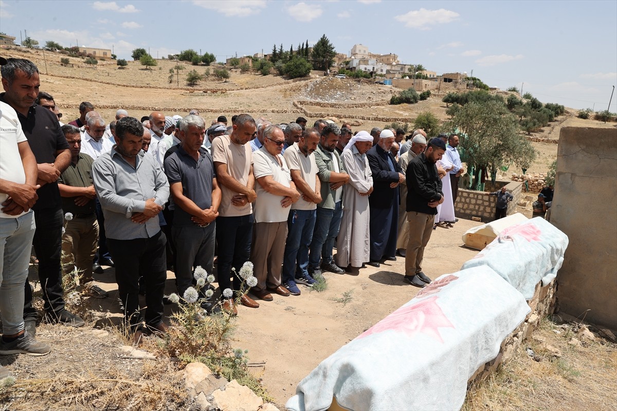 İzmir'in Menderes ilçesinde 3 otomobilin karıştığı trafik kazasında hayatını kaybeden 3 kardeşin...