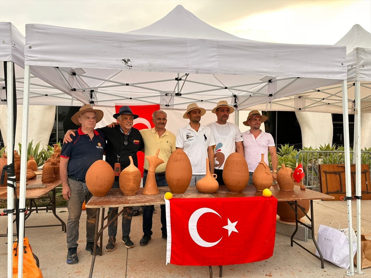 İzmir'in Menemen ilçesinde yaşayan çömlek ustaları, Fransa'da düzenlenen ve çeşitli ülkelerden...
