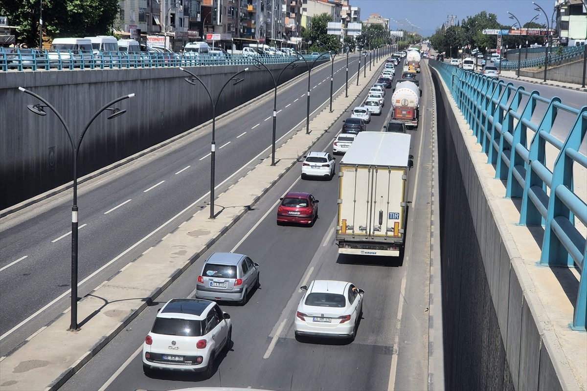 İzmir-Ankara kara yolu üzerindeki Manisa'nın Turgutlu ilçesinde, Kurban Bayramı tatili dolayısıyla...