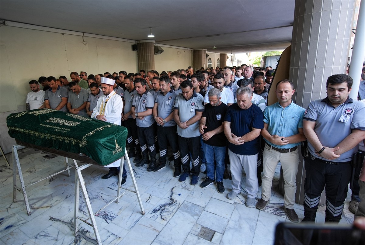 İzmir Banliyö Taşımacılığı Sistemi'nde (İZBAN) sigara içtiği için uyardığı yolcu tarafından...