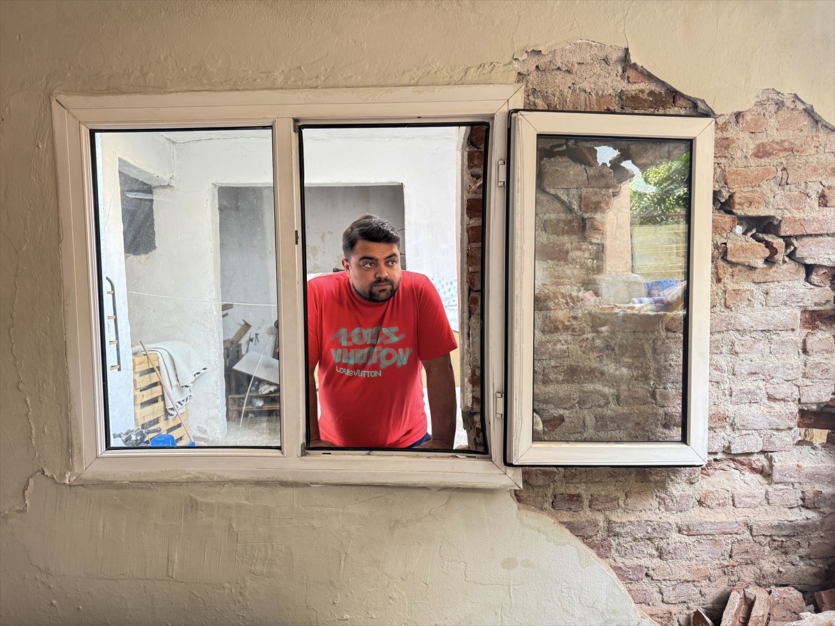 İzmir Büyükşehir Belediyesi tarafından yapımı devam eden Buca Onat Tüneli inşaatı nedeniyle...