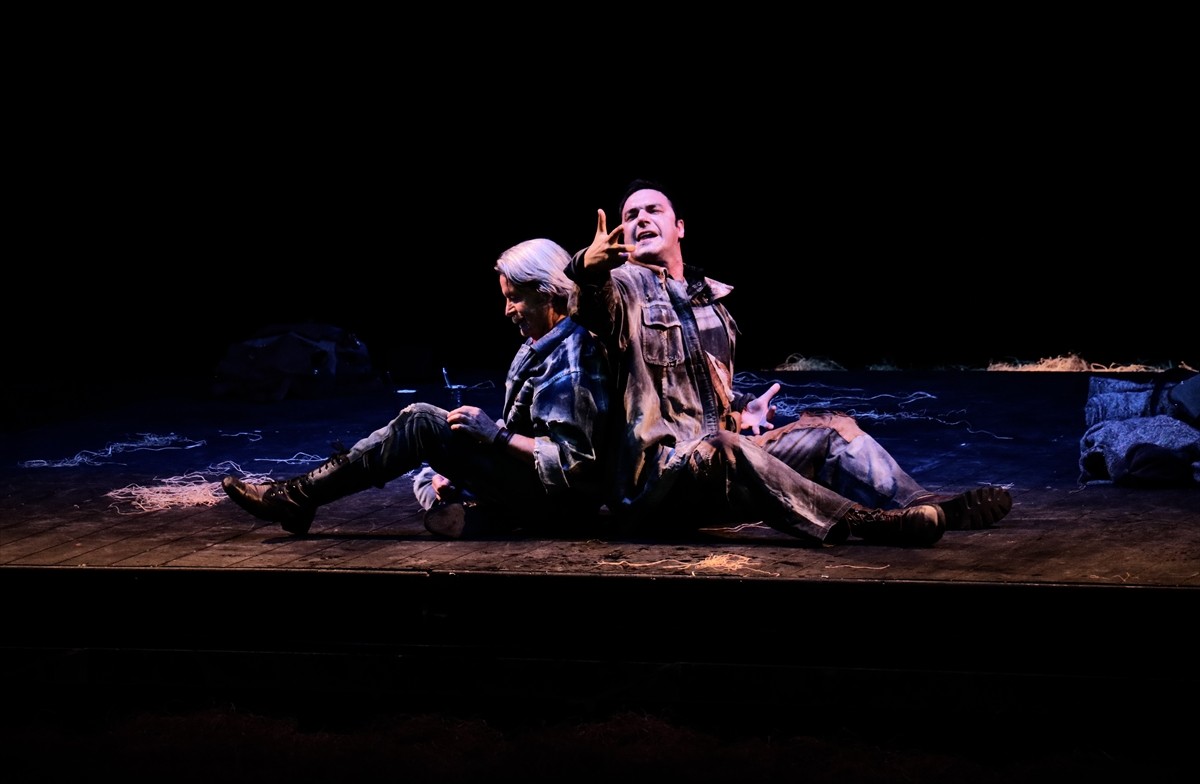  İzmir Devlet Tiyatrosunun sahneye koyduğu "Fareler ve İnsanlar", Samsun'da sahnelendi. Nobel...