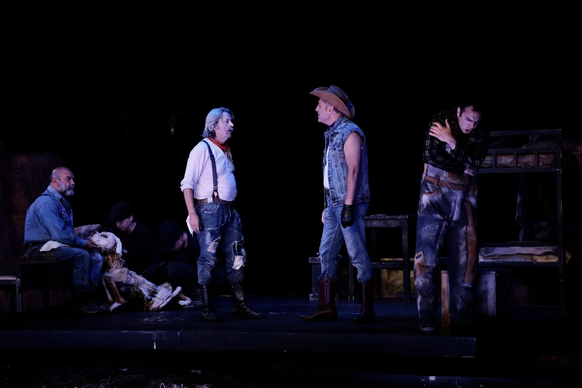  İzmir Devlet Tiyatrosunun sahneye koyduğu "Fareler ve İnsanlar", Samsun'da sahnelendi. Nobel...