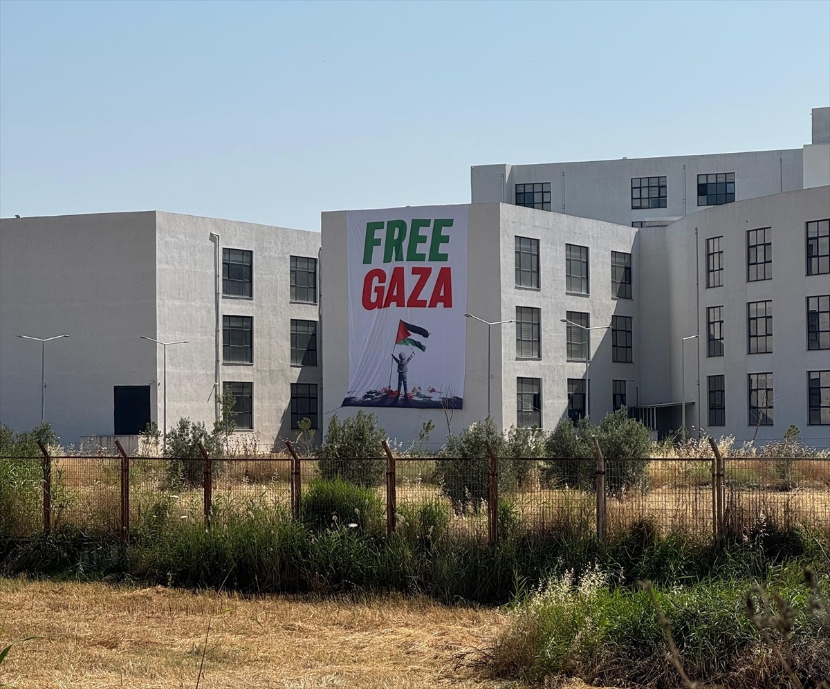 İzmir Katip Çelebi Üniversitesi (İKÇÜ), "Free Gaza" yazılı dev pankartla İsrail'in saldırılarına...
