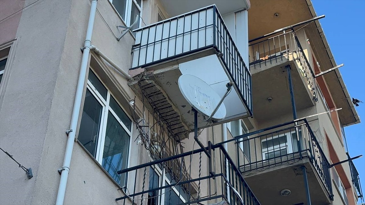 Kadıköy'de 5 katlı binanın dördüncü katındaki balkonun bir kısmı çöktü.