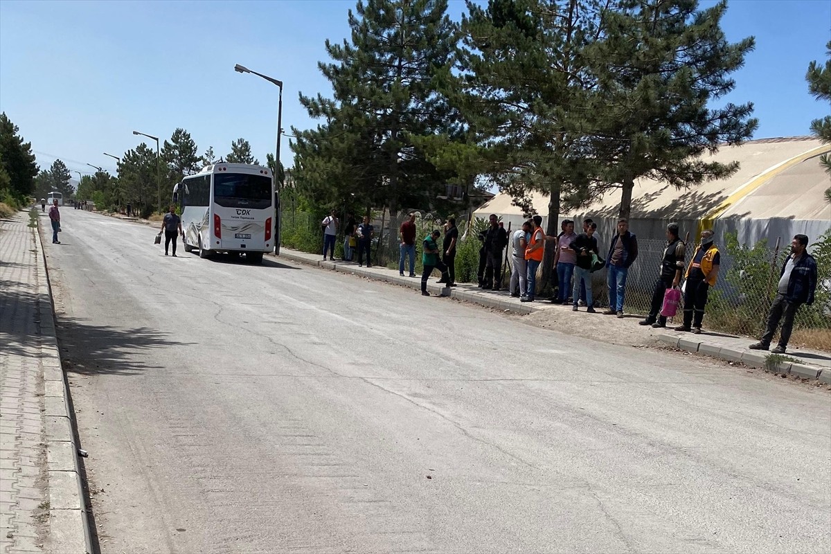 Kahramanmaraş'ın Afşin ilçesinde 16 işçi, gıda zehirlenmesi şüphesiyle hastanede tedavi altına...