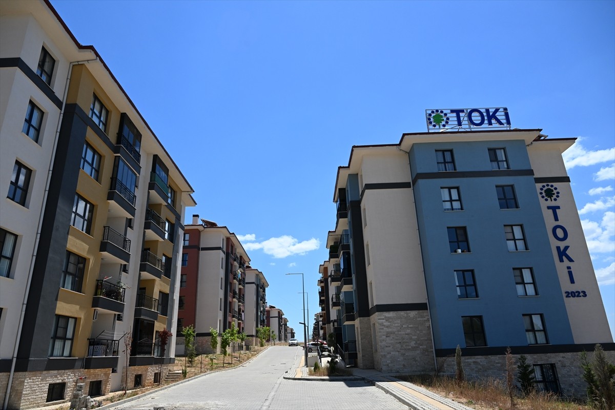 Kahramanmaraş merkezli 6 Şubat 2023'teki depremlerde evleri yıkılan depremzedeler, Kurban...