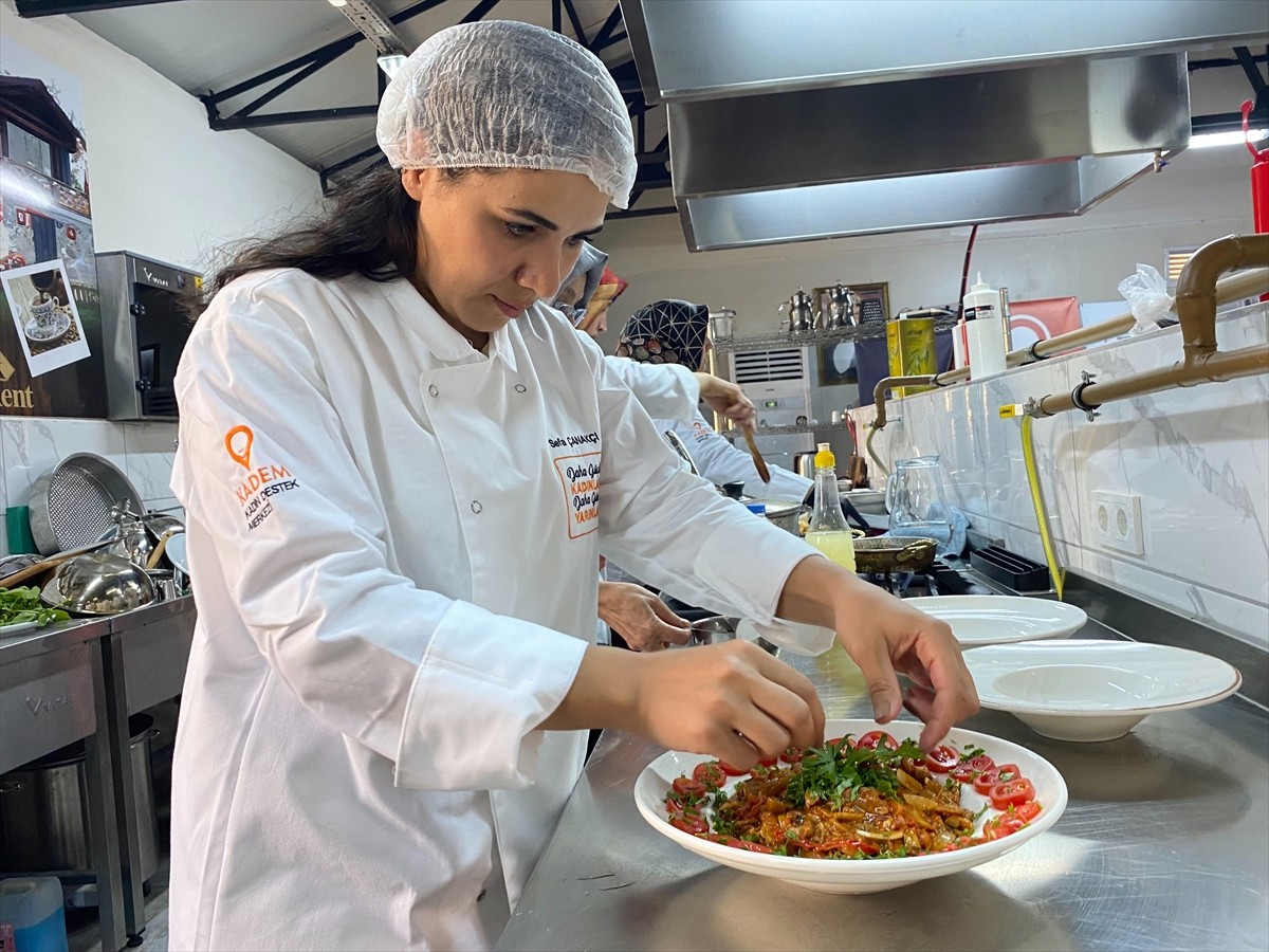 Kahramanmaraşlı depremzede kadınlar, Kadın ve Demokrasi Vakfının (KADEM) "Daha Güçlü Yarınlar...