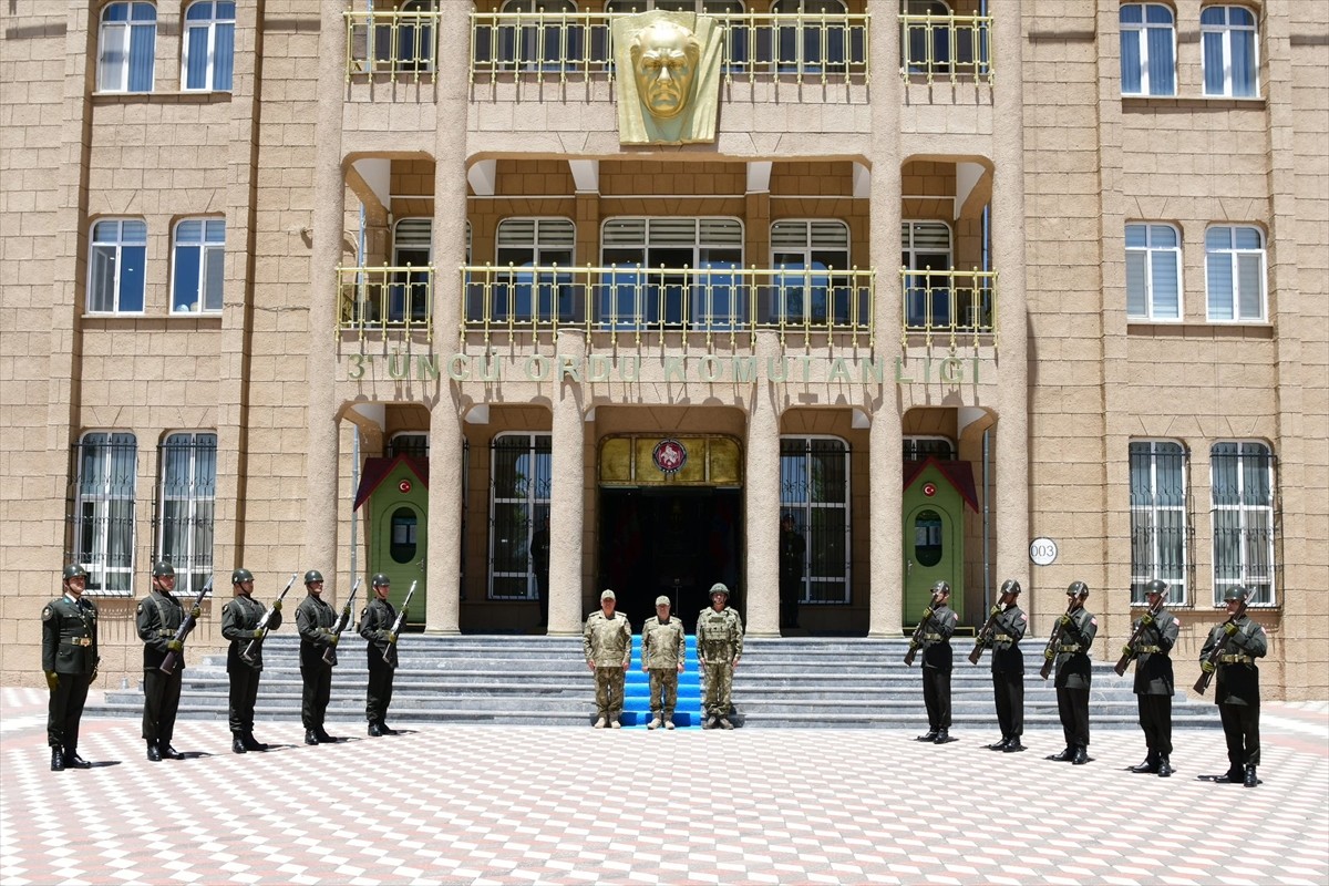 Kara Kuvvetleri Komutanı Orgeneral Selçuk Bayraktaroğlu, 3'üncü Ordu Komutanlığında inceleme ve...