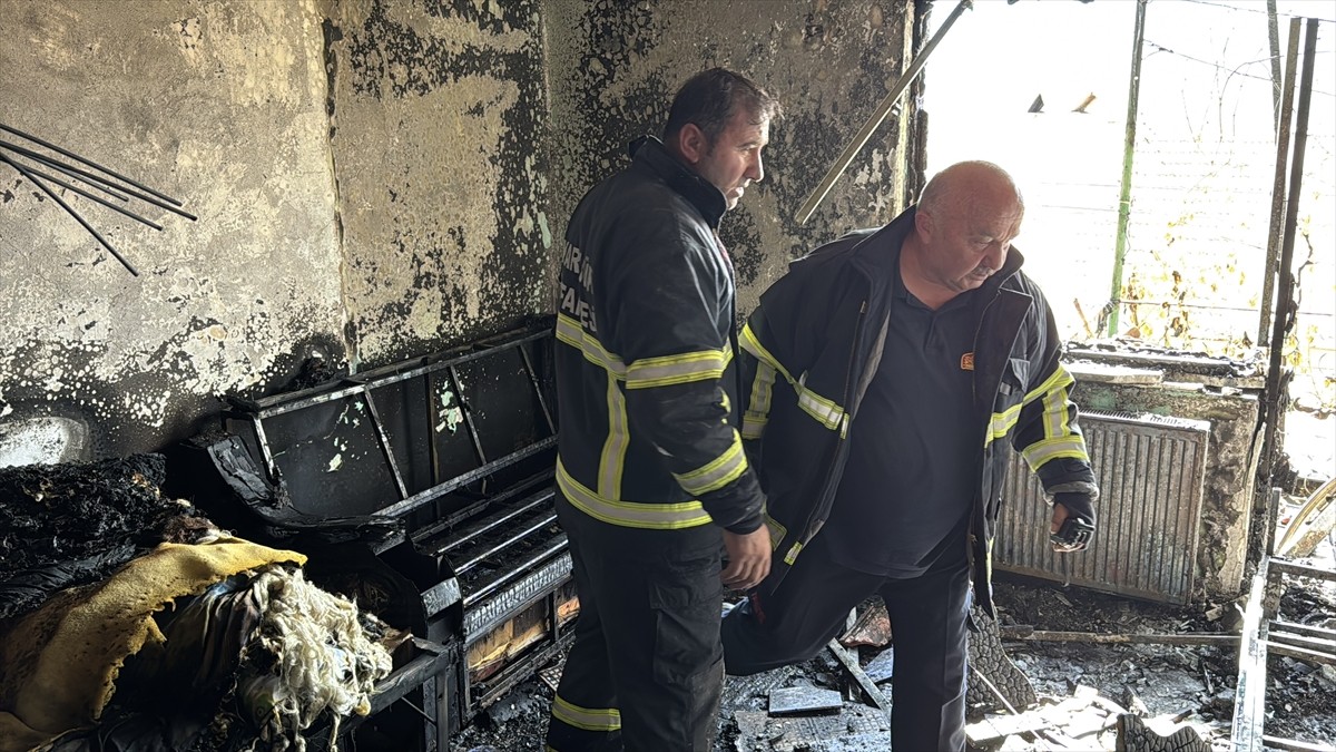 Karabük'te 2 katlı müstakil evde çıkan yangın söndürüldü. Karabük Belediyesi itfaiye ekiplerinin...