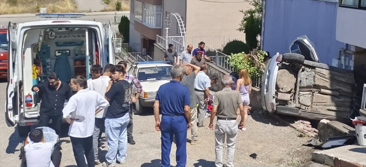 Karabük'te devrilen otomobildeki 5 kişi yaralandı.