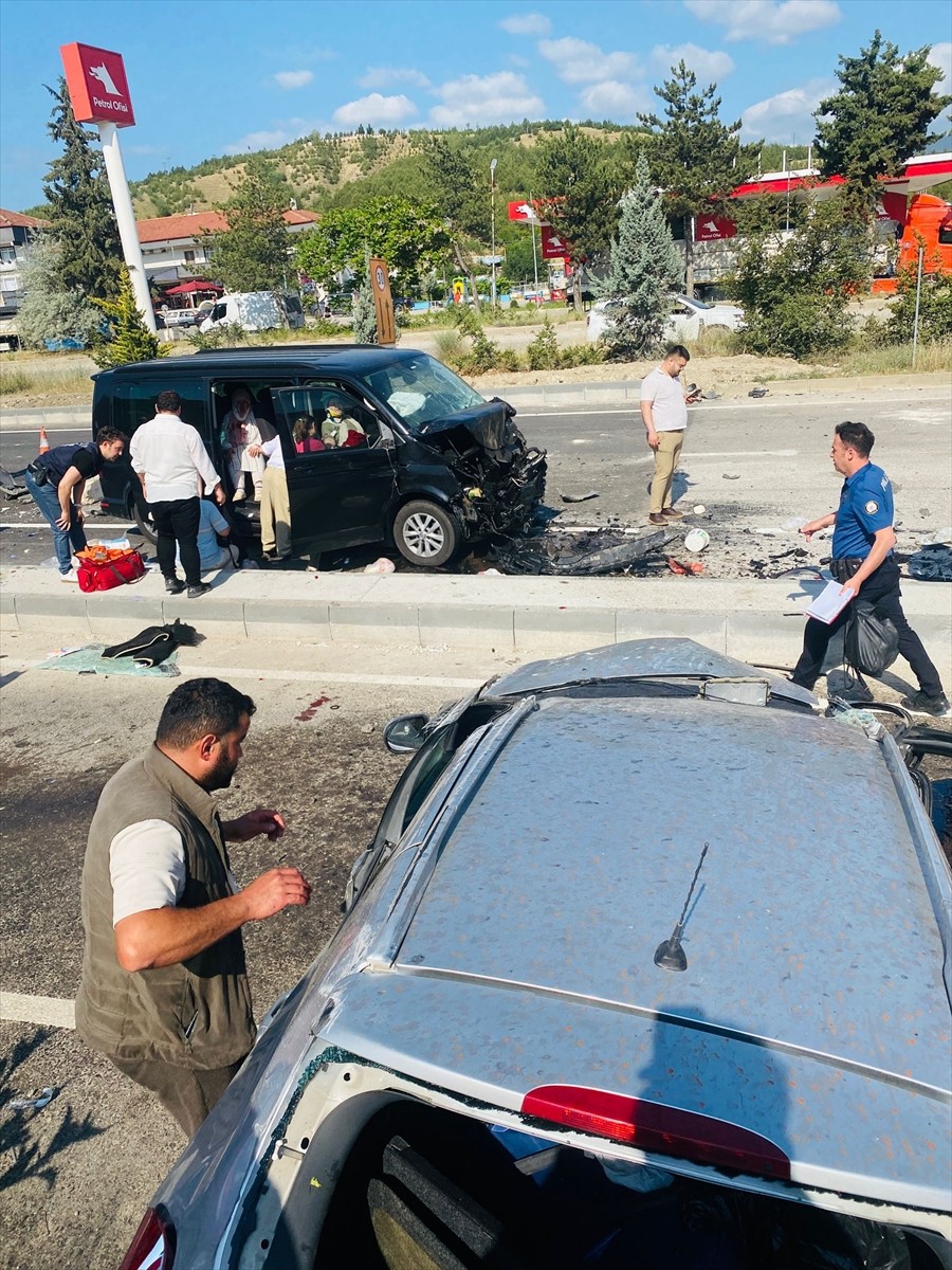Karabük'ün Eskipazar ilçesinde kontrolden çıkarak karşı şeride savrulan otomobilin camlı vanla...
