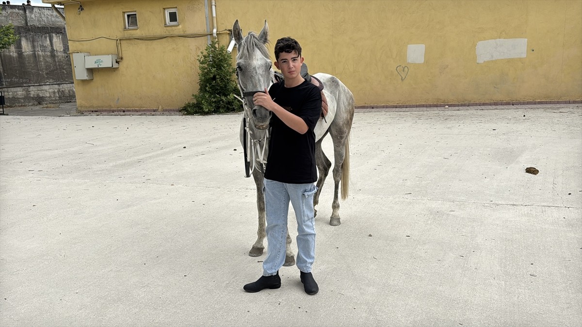 Karabük'ün Safranbolu ilçesinde biniciliğe meraklı olan 14 yaşındaki Baran Yalçınkaya'ya, girdiği...
