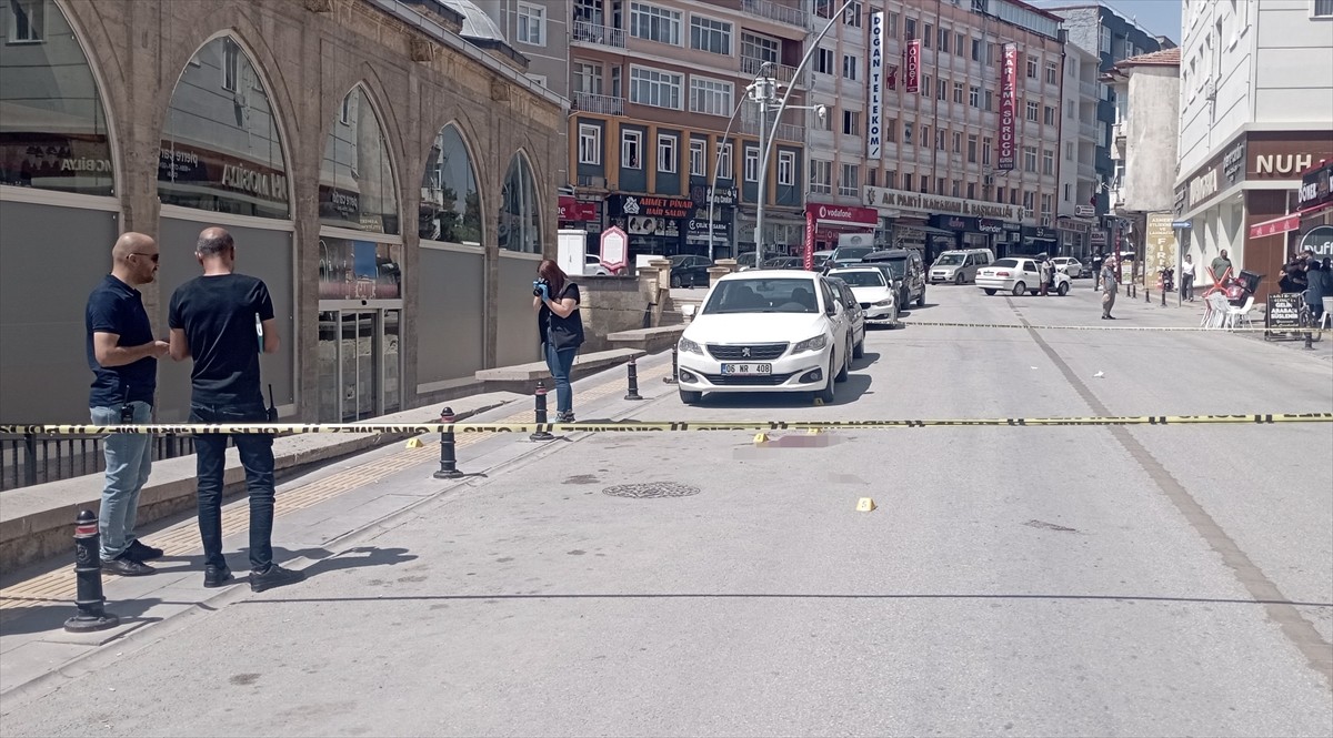 Karaman'da çıkan kavgada tabancanın kabzasıyla başına vurduğu kişiyi ağır yaralayan şüpheli...