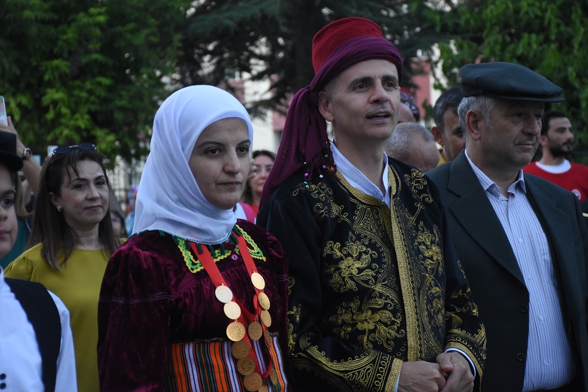 Karaman'da, Halk Oyunları Yıldızlar Türkiye Şampiyonası etkinlikleri kapsamında kortej yürüyüşü...
