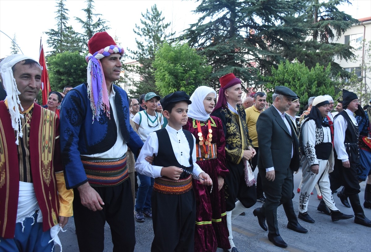 Karaman'da, Halk Oyunları Yıldızlar Türkiye Şampiyonası etkinlikleri kapsamında kortej yürüyüşü...