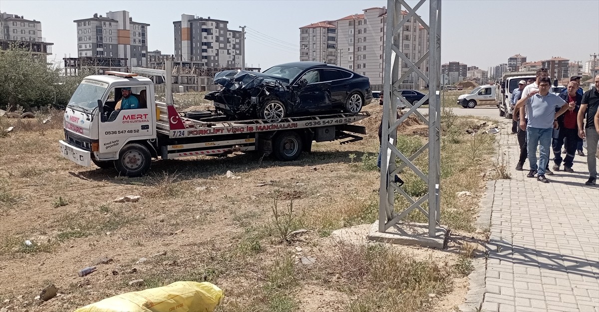 Karaman'da otomobil ile çarpışan traktörün sürücüsü hayatını kaybetti. Kaza yerine polis ekipleri...