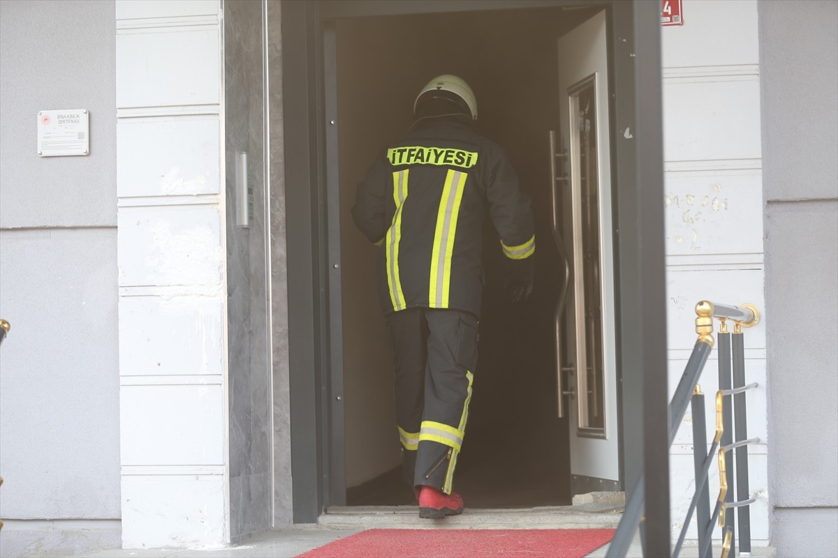 Kars'ta 5 katlı binanın bodrum katında patlama sonrası çıkan yangın söndürüldü. Olay yerine...