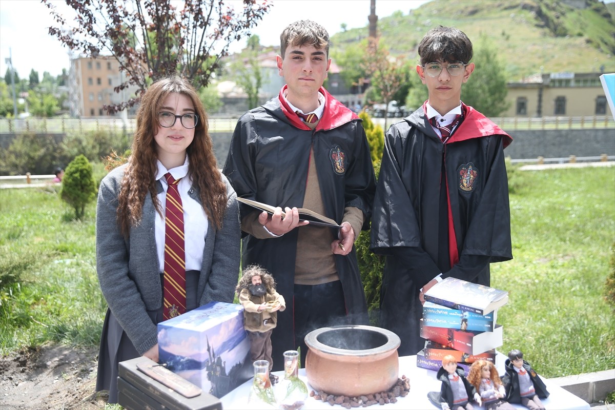 Kars'ta, Hüsnü Özyeğin Anadolu Lisesi öğrencileri, yıl boyu okudukları romanlardaki karakterleri...