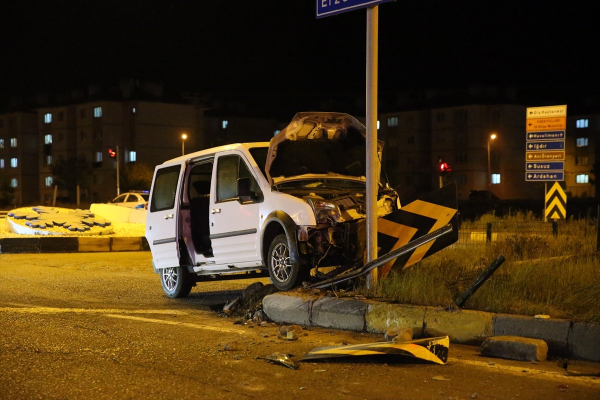 Kars'ta meydana gelen trafik kazasında 4 kişi yaralandı. 