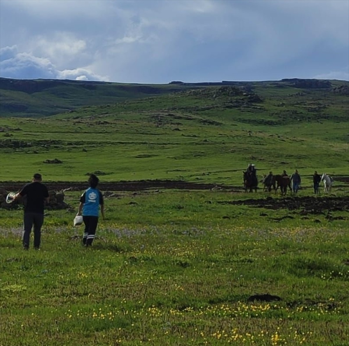 Kars’ın Susuz ilçesinde yaylada hayvanları otlatırken dengesini kaybederek kayalıktan düşen çoban...