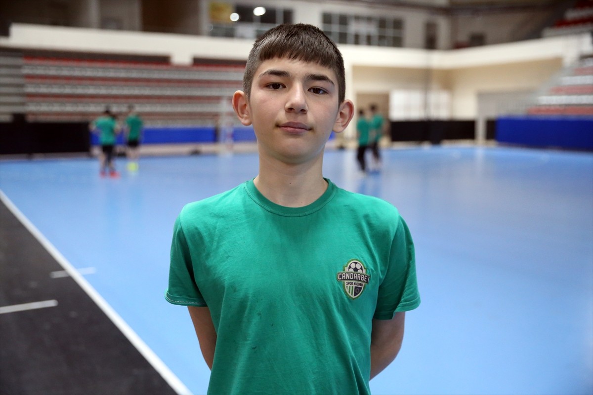 Kastamonu'da doğuştan sağ eli olmayan 14 yaşındaki Metehan Şekerci, Candarbey Spor Kulübünün...