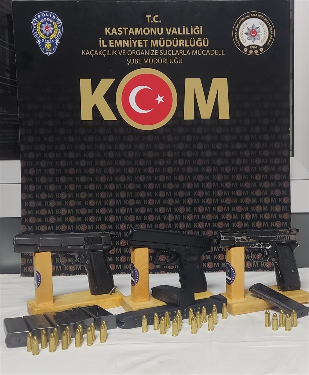 Kastamonu'da düzenlenen ruhsatsız silah operasyonunda 4 kişi gözaltına alındı. Operasyonda 3...