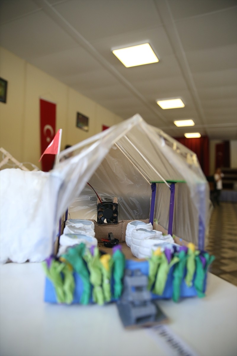 Kastamonu'nun Duruçay köyündeki ortaokulda öğrenciler köyden topladıkları atık malzemeler ile geri...