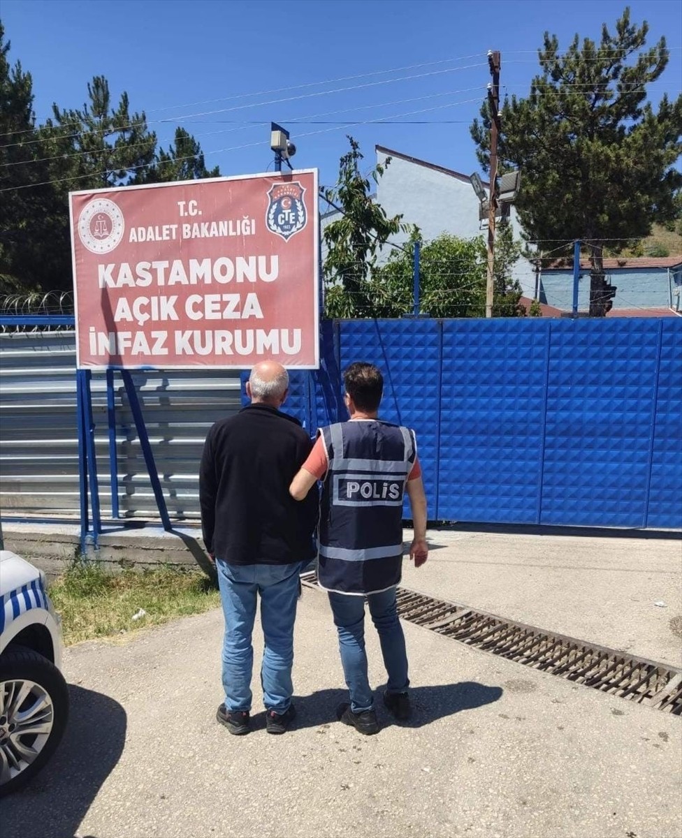 Kastamonu'nun Hanönü ilçesinde "Uyuşturucu, uyarıcı madde ticareti yapma veya sağlama" suçundan 8...