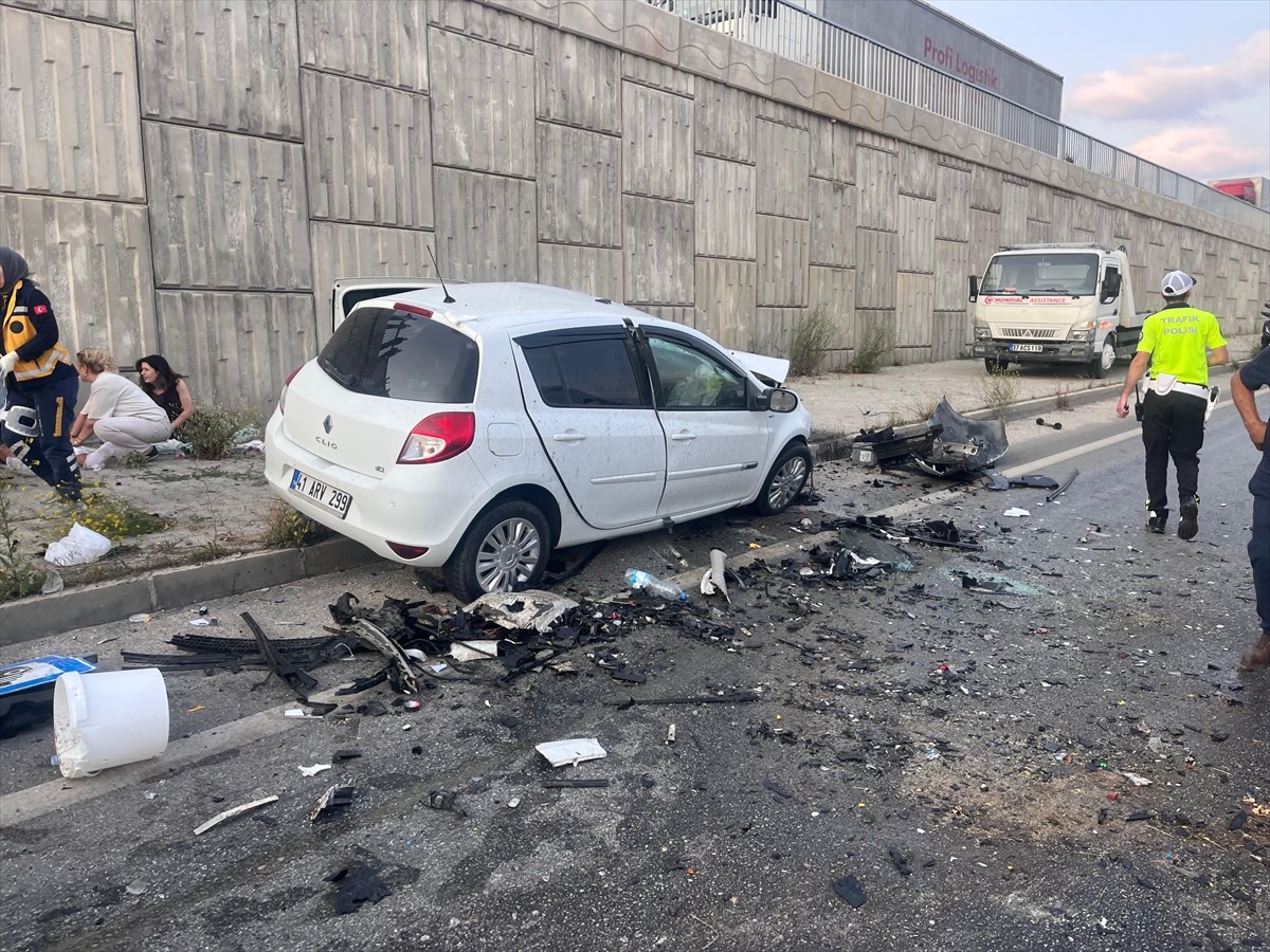 Kastamonu'nun Tosya ilçesinde üç aracın çarpıştığı trafik kazasında 9 kişi yaralandı.