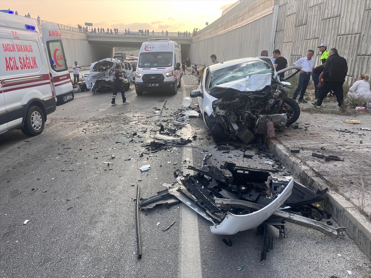 Kastamonu'nun Tosya ilçesinde üç aracın çarpıştığı trafik kazasında 9 kişi yaralandı.