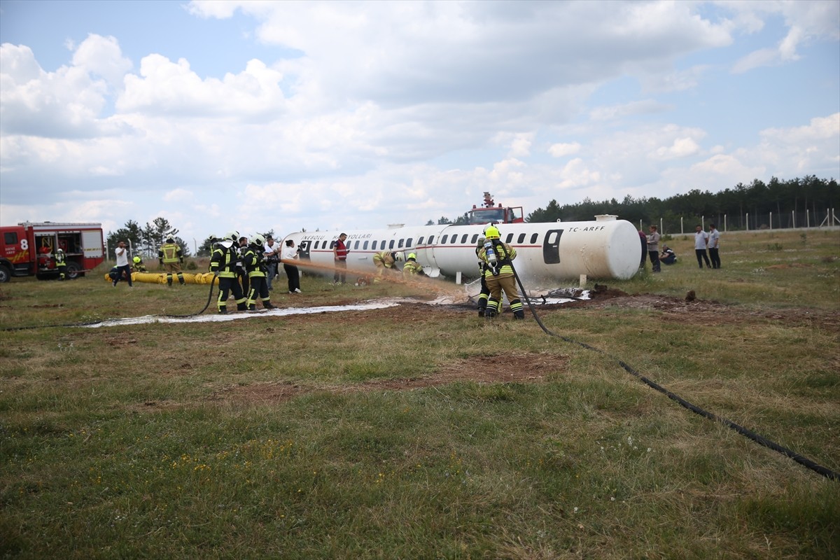 Kastamonu Havalimanı'nda uçak kazası tatbikatı gerçekleştirildi.