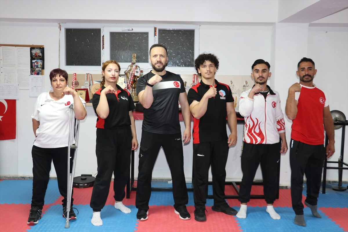 Kayseri'de düzenlenen Türkiye Bilek Güreşi Şampiyonası'nda bilekleri bükülmeyen Sivas'tan 5...