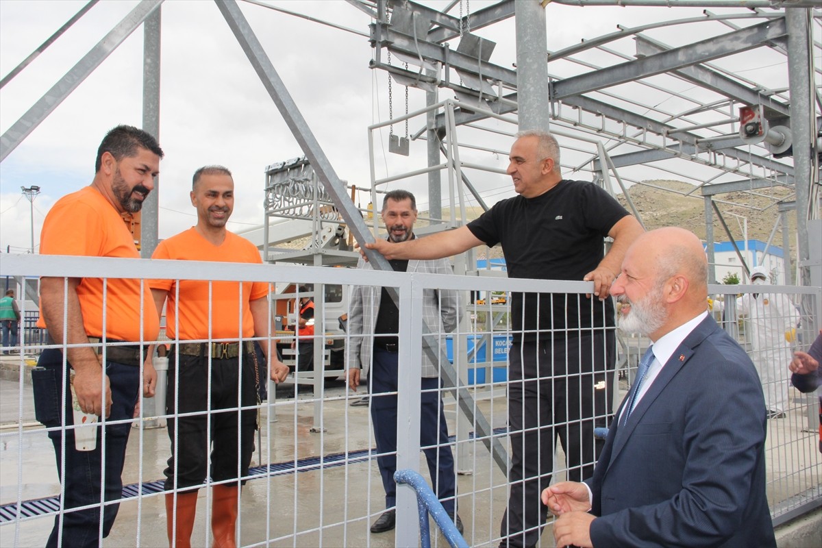 Kayseri'de Kocasinan Belediyesi ekipleri, Kurban Bayramı öncesi prova için 3 büyükbaş hayvanın...