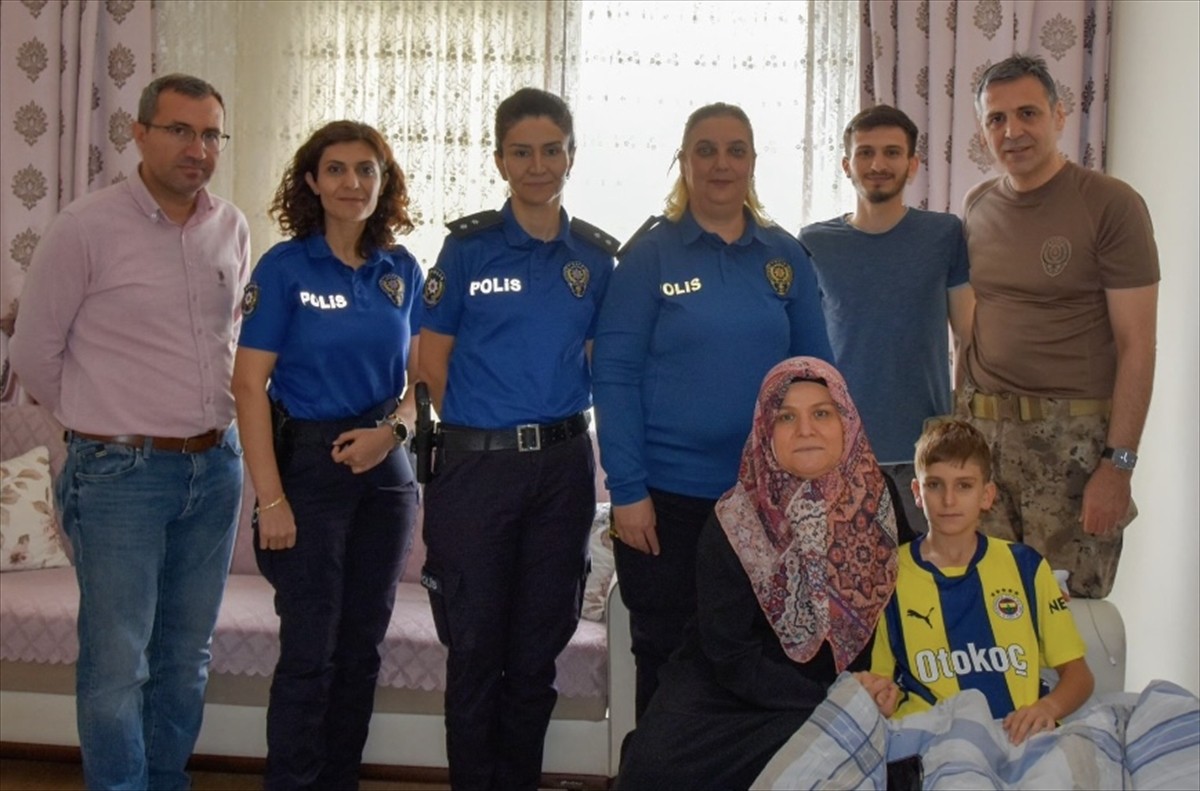 Kayseri İl Emniyet Müdürü Atanur Aydın, şehit başpolis memuru Muzaffer Tufaner'in trafik kazasında...