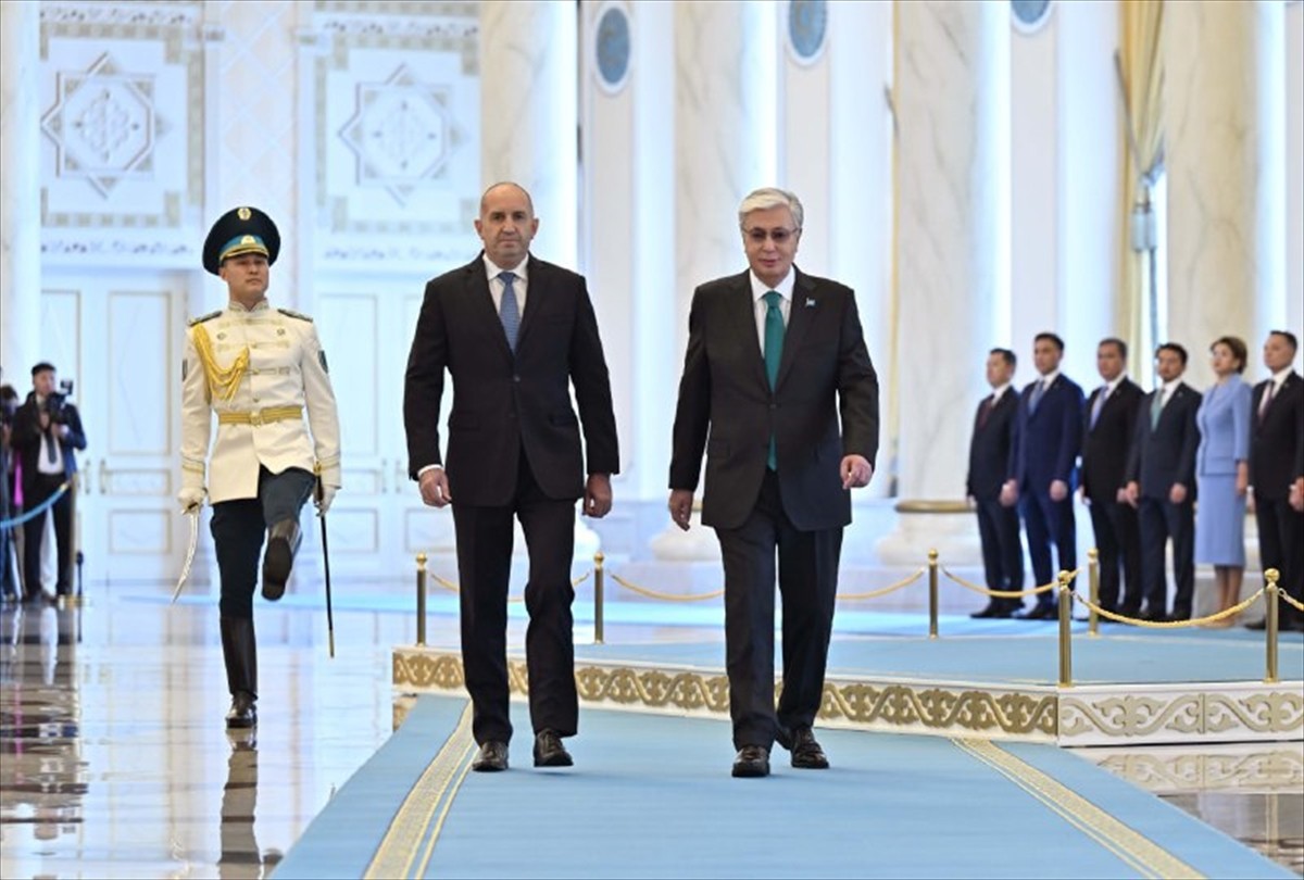 Kazakistan Cumhurbaşkanı Kasım Cömert Tokayev (sağda), resmi ziyaret kapsamında başkent Astana’ya...