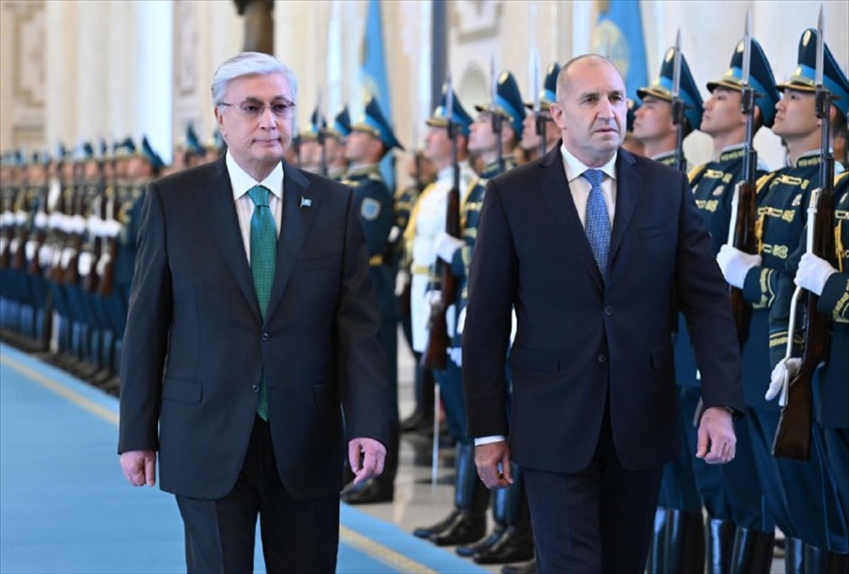 Kazakistan Cumhurbaşkanı Kasım Cömert Tokayev (sağda), resmi ziyaret kapsamında başkent Astana’ya...