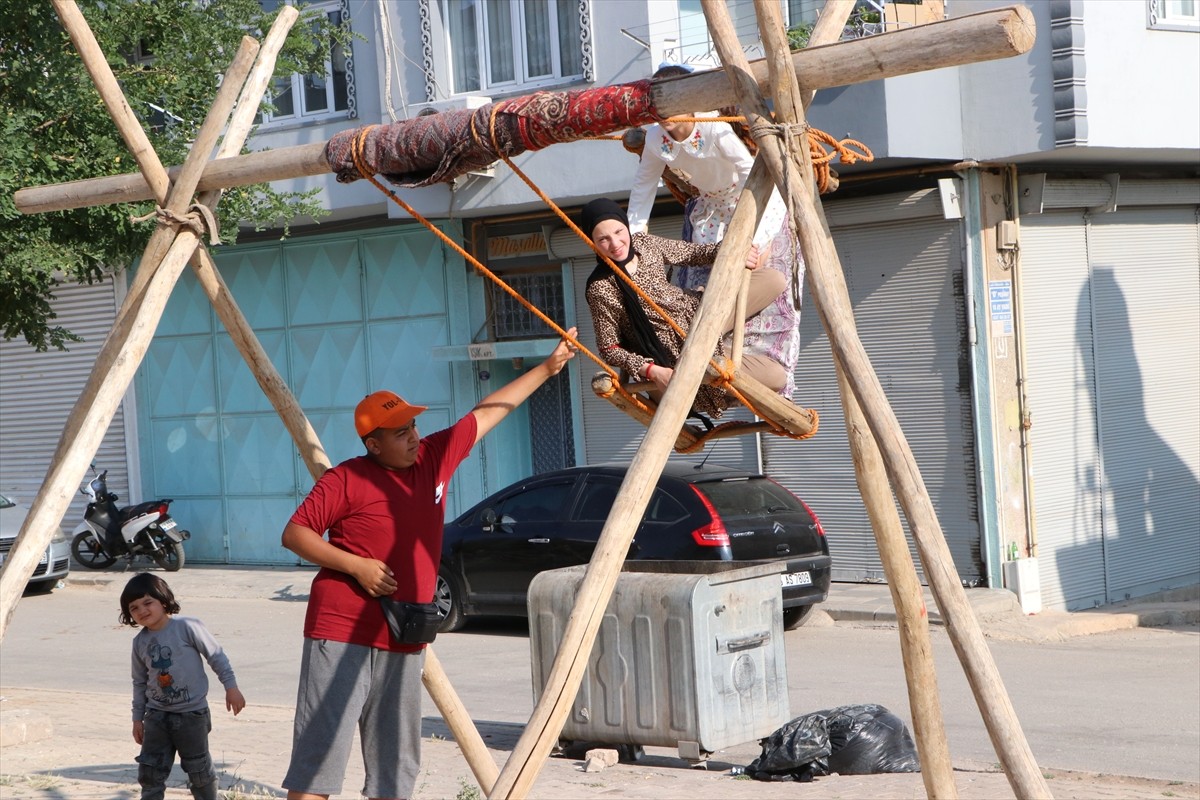 Kilis'te çocuklar için düzenlenen "bayram yeri" organizasyonu, yüzlerce yıllık gelenek olarak...
