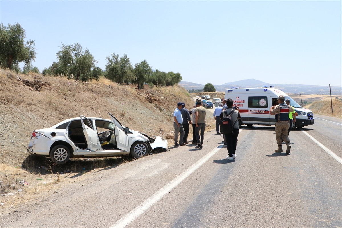 Kilis'te iki otomobilin çarpışması sonucu 8 kişi yaralandı.