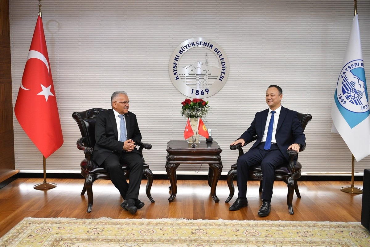 Kırgızistan'ın Ankara Büyükelçisi Ruslan Kazakbayev (solda), Kayseri Büyükşehir Belediye Başkanı...