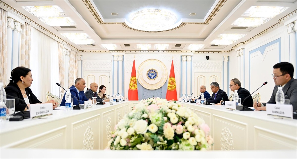 Kırgızistan Meclisi Başkanı Nurlanbek Turgunbek Uulu (sağda), Türkiye merkezli Cengiz Aytmatov...