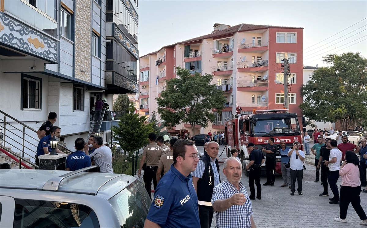 Kırıkkale'de 3 katlı apartmanda çıkan yangında dumandan etkilenen 8 kişiye müdahale edildi.