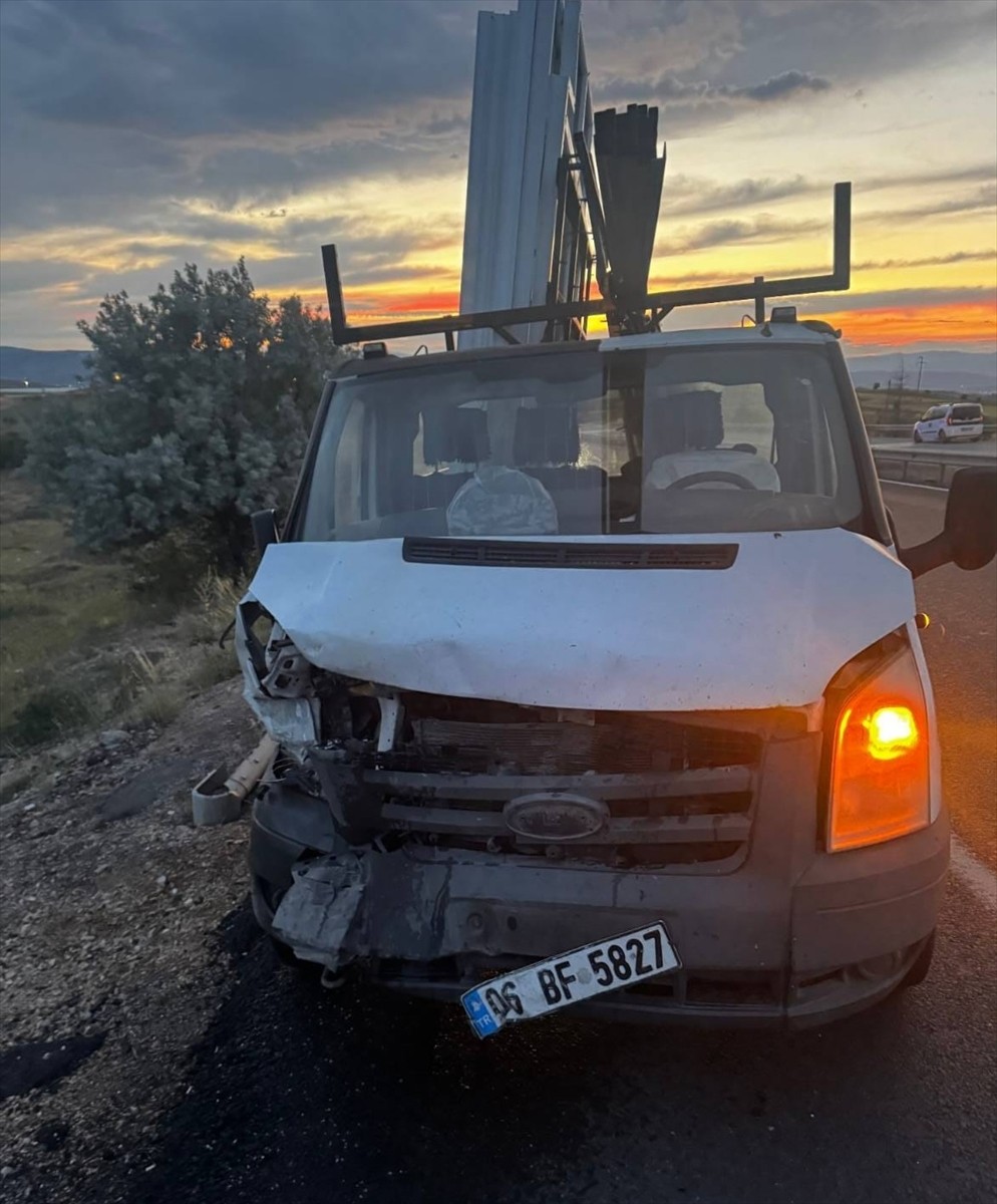 Kırıkkale'de otomobil ile kamyonetin çarpışması sonucu 1 kişi hayatını kaybetti, 2 kişi...