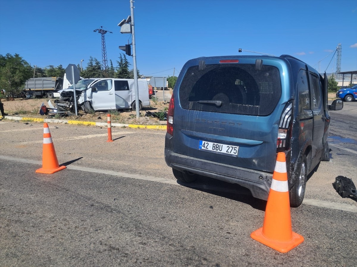 Kırıkkale'nin Karakeçili ilçesinde minibüs ile hafif ticari aracın çarpışması sonucu yaralanan 6...