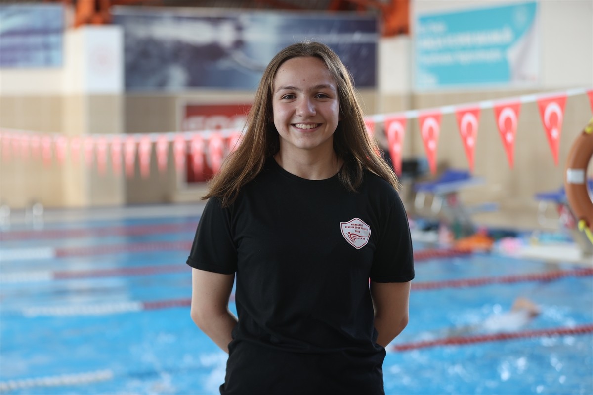 Kırklareli'nde kilo vermek amacıyla başladığı yüzme sporunda kısa sürede milli takıma yükselen 15...